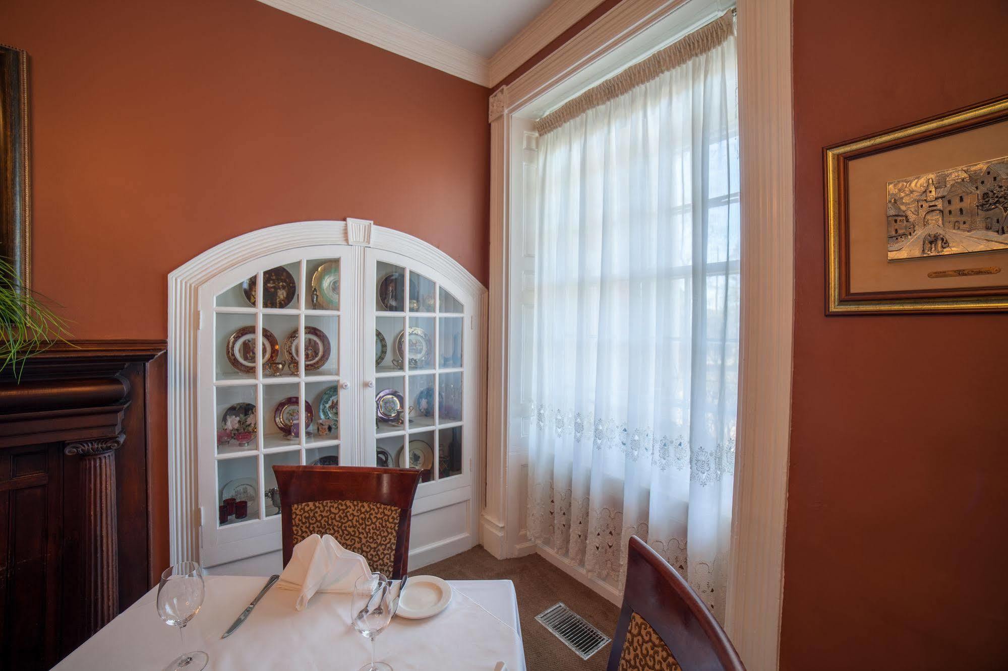 The Woodlawn Inn Cobourg Zewnętrze zdjęcie